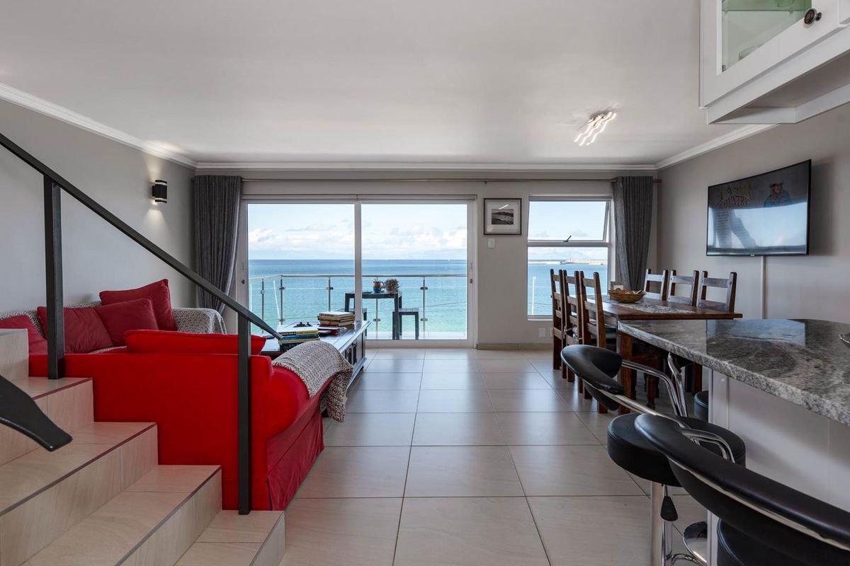 5 Bedrooms  2,5 bathrooms 1 garage, 20m to beach Sea Views - Photo 4