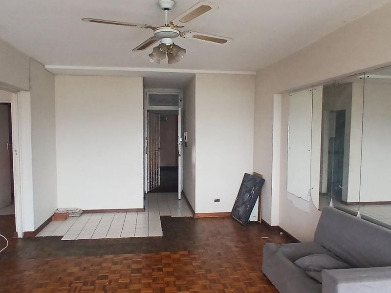 Renovator's Dream: Panoramic Views in Durban Central - Photo 4