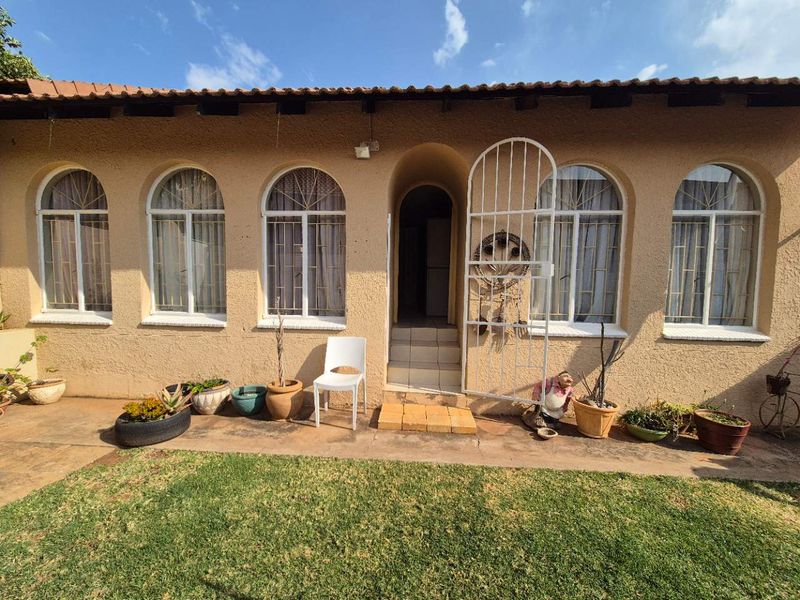 Elegant, bright townhouse with fantastic location - Photo 5