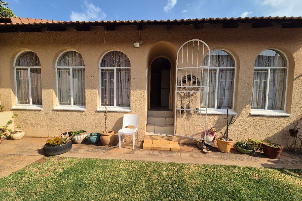 Elegant, bright townhouse with fantastic location - Photo 5