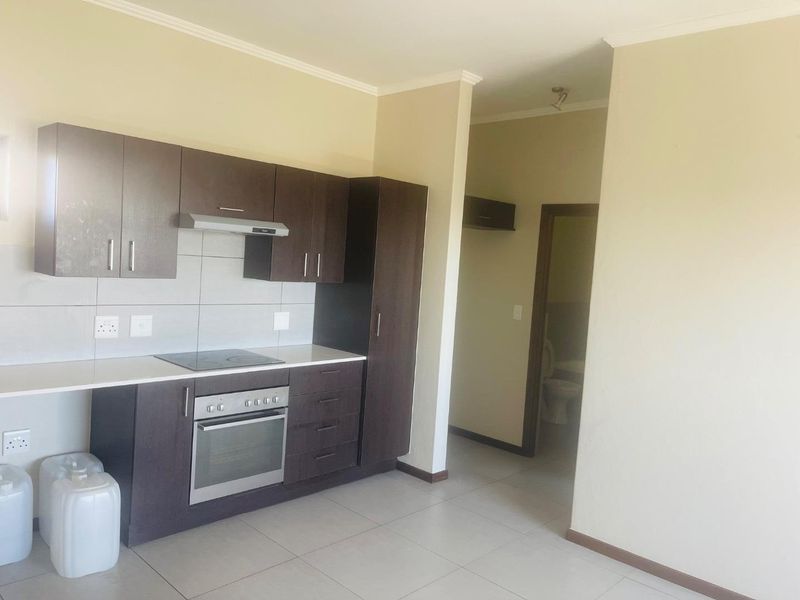Luxurious 2 bedroom and 2 bathroom in Jackal Creek Golf Estate - Photo 3