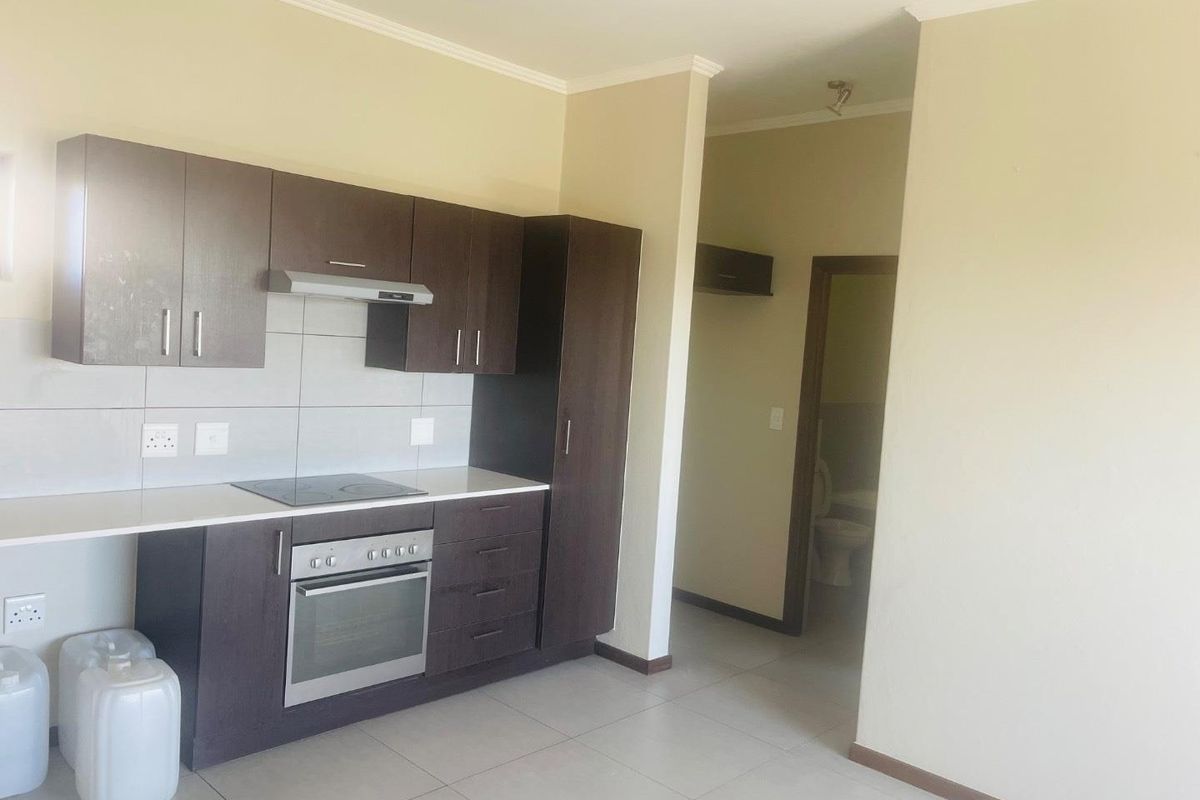 Luxurious 2 bedroom and 2 bathroom in Jackal Creek Golf Estate - Photo 3
