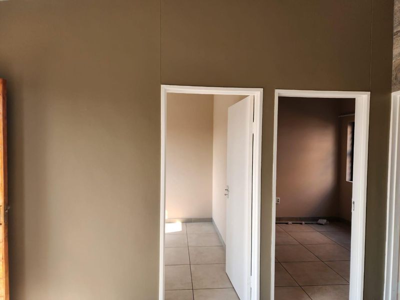 Otjomuise 2 bedroom apartment NEWLY RENOVATED for sale! - Photo 4