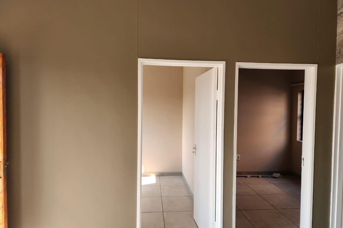 Otjomuise 2 bedroom apartment NEWLY RENOVATED for sale! - Photo 4