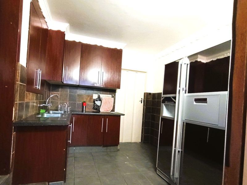 Spacious Family Living with Flexible Dual-Living Potential - Photo 6