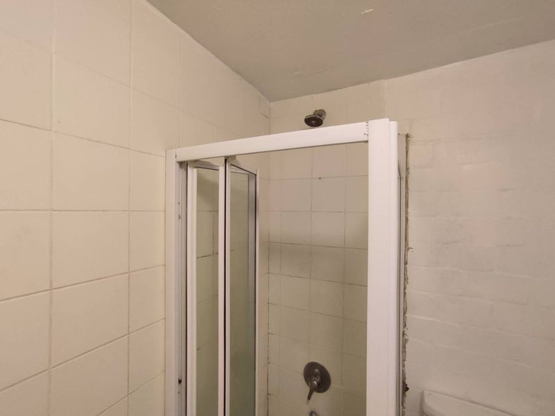 2 bedroom Apartment with balcony-Available in Wynberg - Photo 9