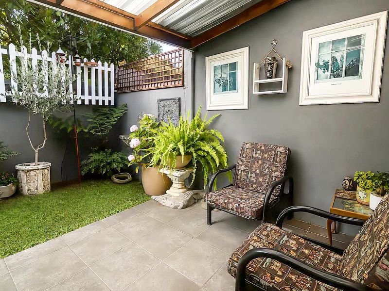 Fireplace Feels & Garden Dreams – A Stylish Hidden Gem - Photo 10