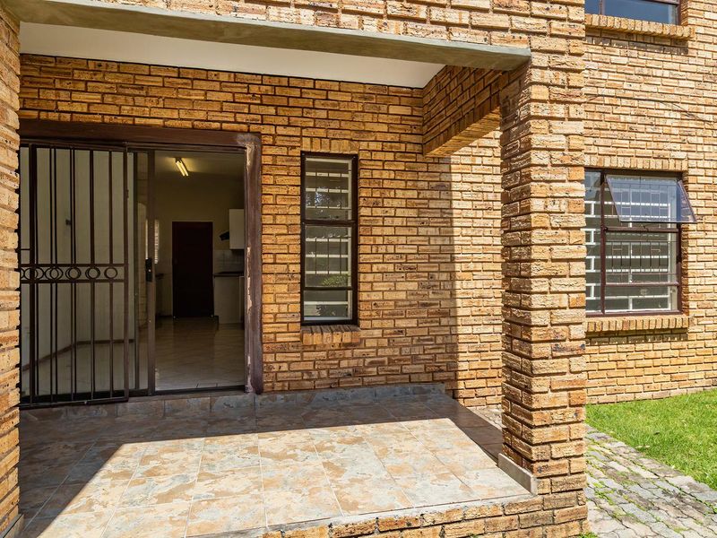 2 Bedroom Townhouse to Rent in Blackheath - Photo 5