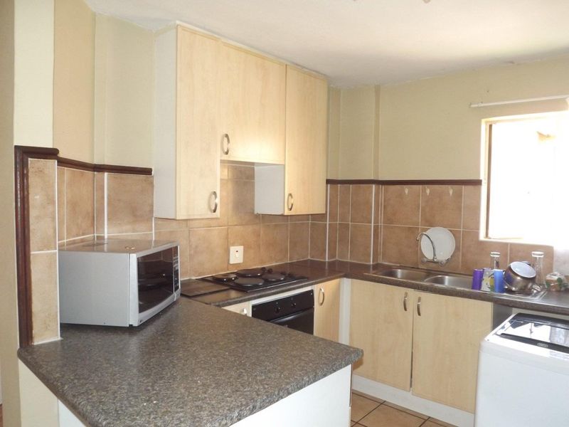 **Charming 2 Bedroom Apartment in a Popular Area** - Photo 6