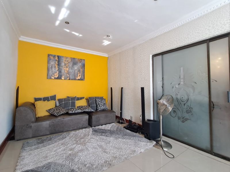4 Bedroom House for Sale in Brackendowns - Photo 10