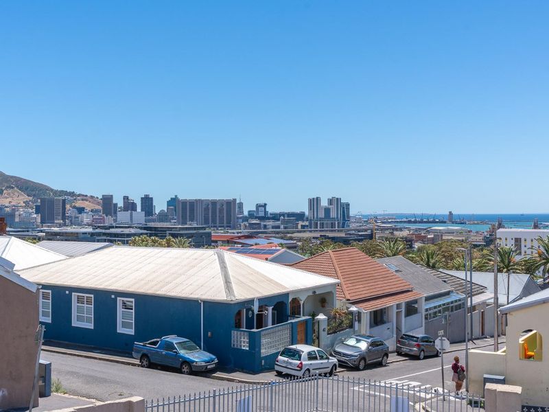 Exclusive Living: 4 Bedroom House + Double-Storey Cottage + 2nd cottage |Breath taking sea views - Photo 4