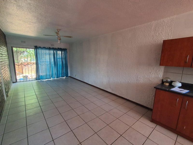 PET FRIENDLY, PRIVATE GARDEN DOWNSTAIRS UNIT - VILLA MOURA - Photo 5