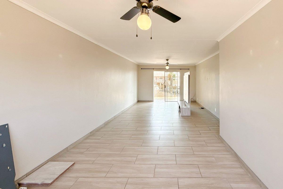 Where Every Sunset Feels Like a Getaway - 3 Bed 2 Bath Upstairs Apartment in Cute Complex - Photo 4