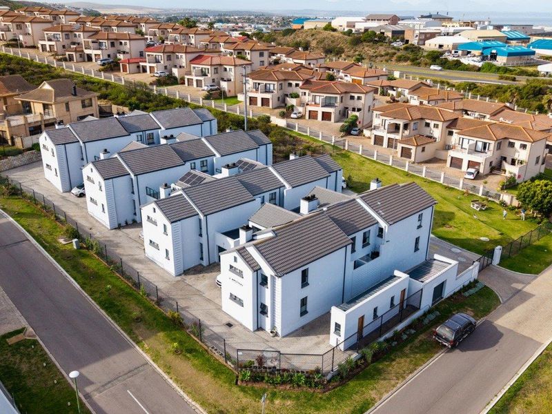 Island View living: Secure, spacious & ready for occupation - Photo 4