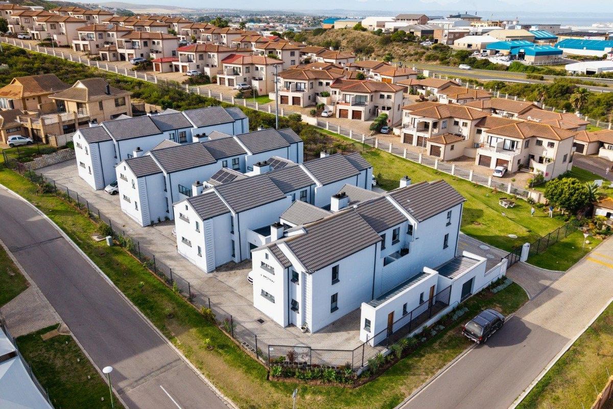 Island View living: Secure, spacious & ready for occupation - Photo 4