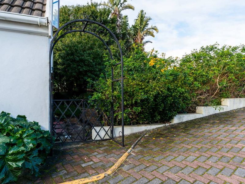 3 Bedroom, 2.5 Bathroom, Double Garage - Photo 3