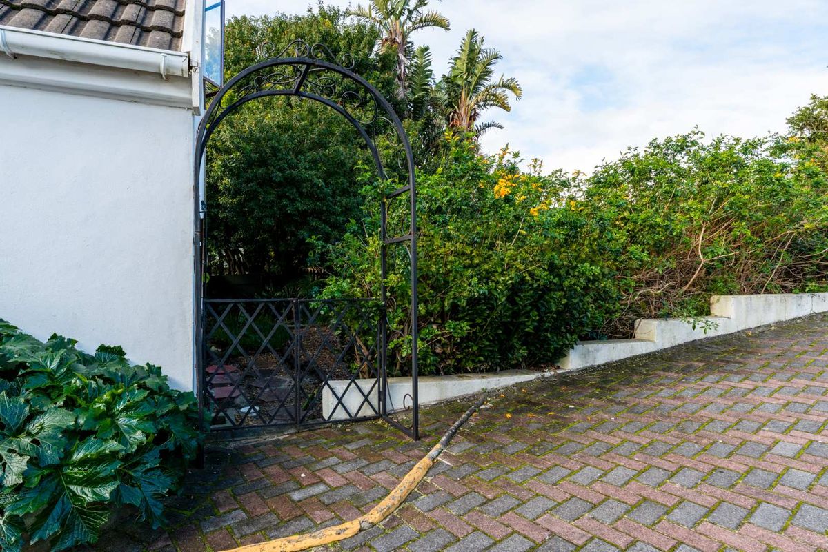 3 Bedroom, 2.5 Bathroom, Double Garage - Photo 3