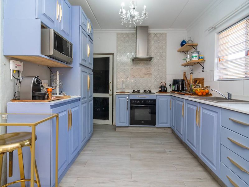 Family friendly estate in a prime location, close to schools, shops, and more!" - Photo 3