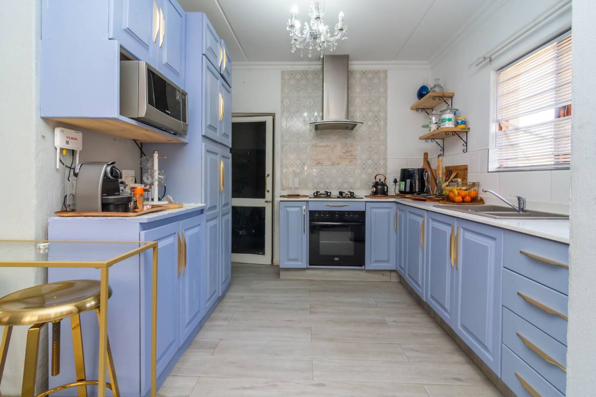 Family friendly estate in a prime location, close to schools, shops, and more!" - Photo 3