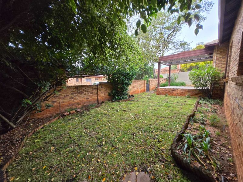 This well-kept three-bedroom, two-bathroom simplex/townhouse is located in a secure complex in North Riding, offering the ideal blend of comfort, functionality, - Photo 4