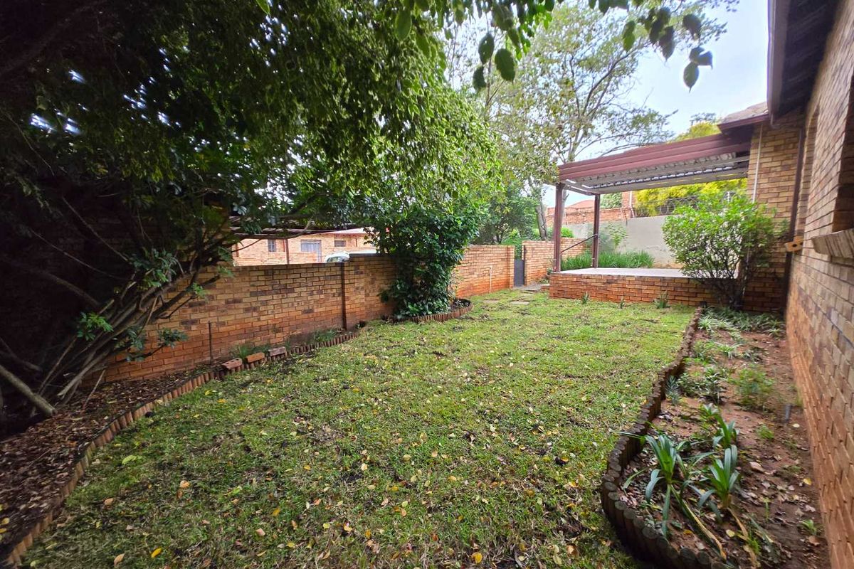 This well-kept three-bedroom, two-bathroom simplex/townhouse is located in a secure complex in North Riding, offering the ideal blend of comfort, functionality, - Photo 4