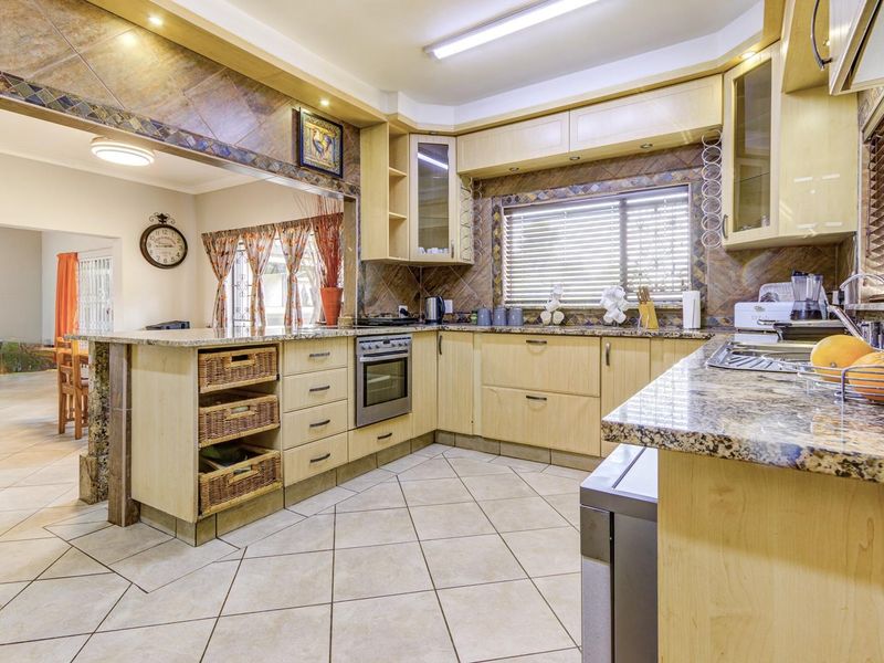 ATTRACTIVE FAMILY HOME ON 2556M2 STAND - Photo 9