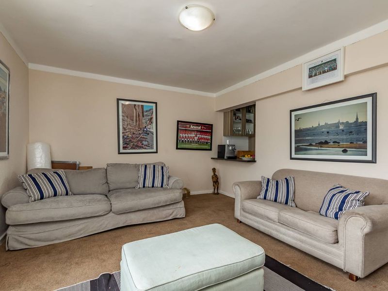 Lock up and go 2 Bed Apartment in the heart of Plumstead - Photo 6