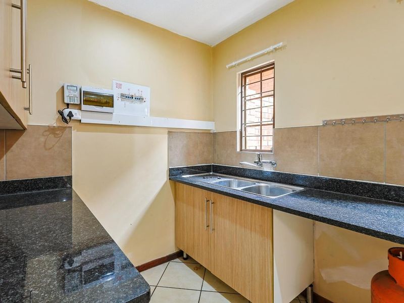 Energy-Efficient 4 Bedroom Corner Unit in Mooikloof Ridge Estate - Photo 10