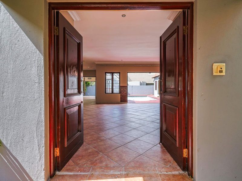 Spacious 4 Bedroom Family Home in Prestigious Security Estate - Photo 3