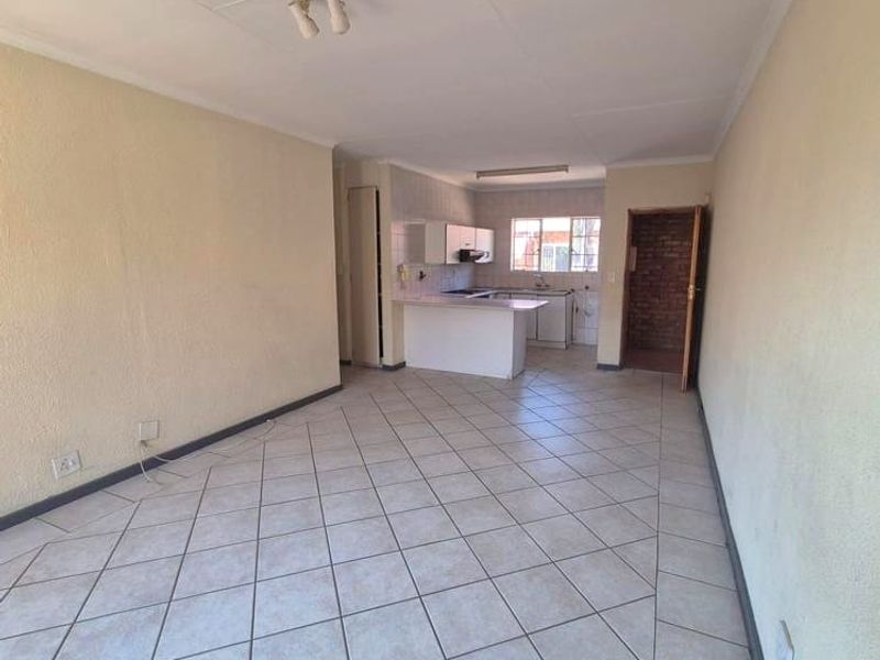 3 Bedroom Townhouse in Glenvista - Photo 5