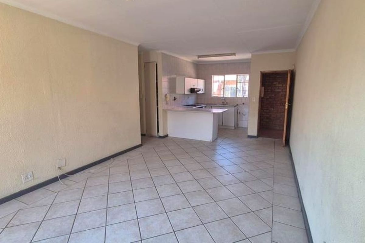3 Bedroom Townhouse in Glenvista - Photo 5