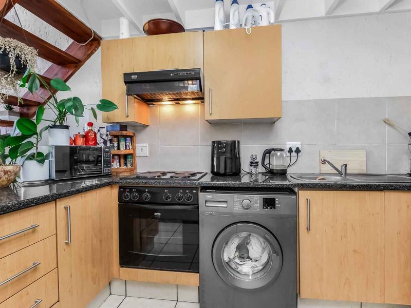 TOP FLOOR LOFT APARTMENT, BOASTING LOADS OF NAURAL LIGHT AND IN A FANTASTIC LOCATION - Photo 3