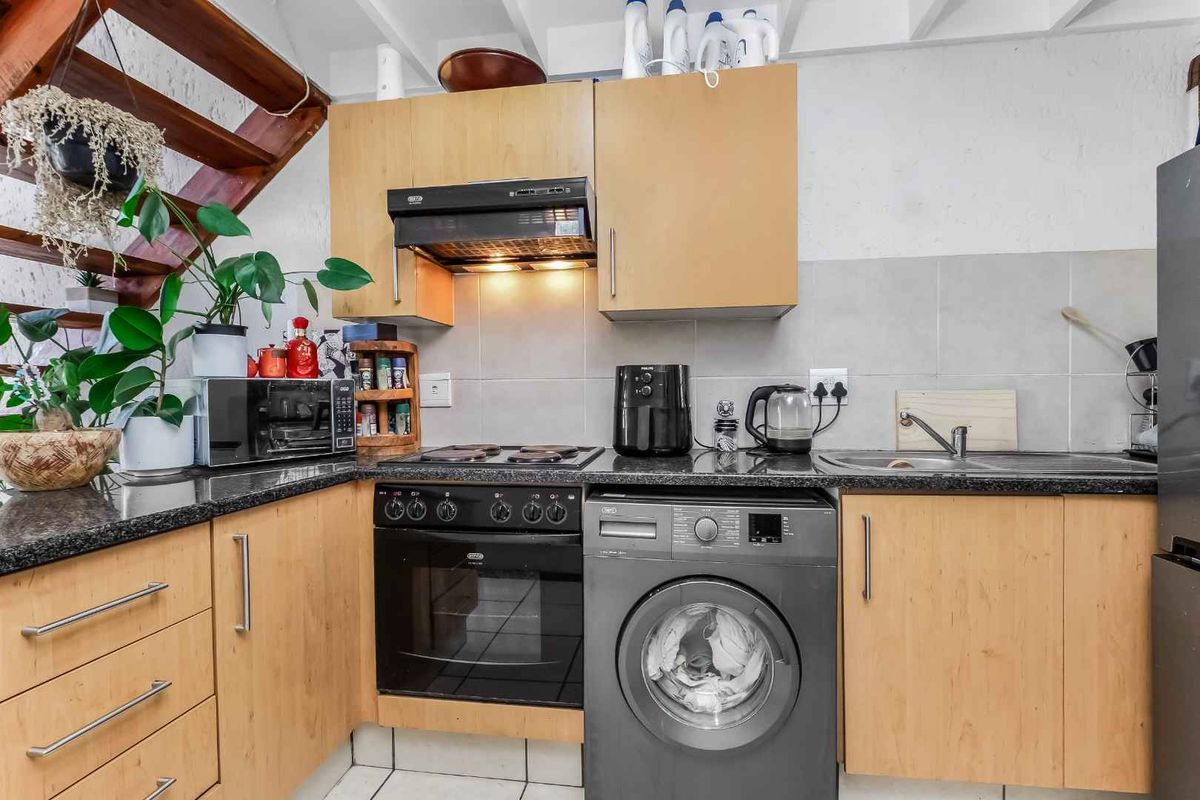TOP FLOOR LOFT APARTMENT, BOASTING LOADS OF NAURAL LIGHT AND IN A FANTASTIC LOCATION - Photo 3