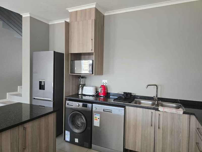 Elegant Family Living in Coral Wood Village Estate – Spacious 3-Bedroom Home with Double Garage and Private Garden in Blue Hills, Midrand - Photo 7