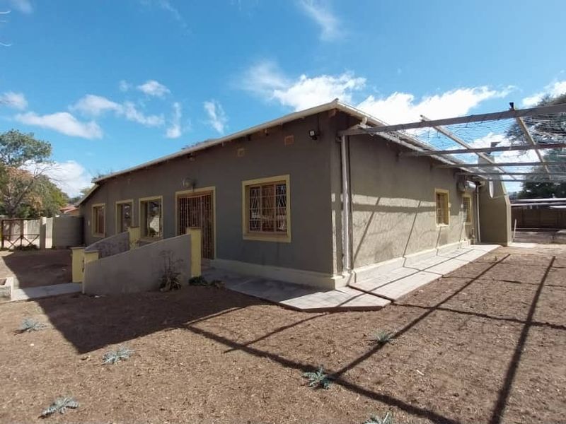 Spacious 2-Bedroom Home with Bonus 1-Bedroom Flat - Photo 6