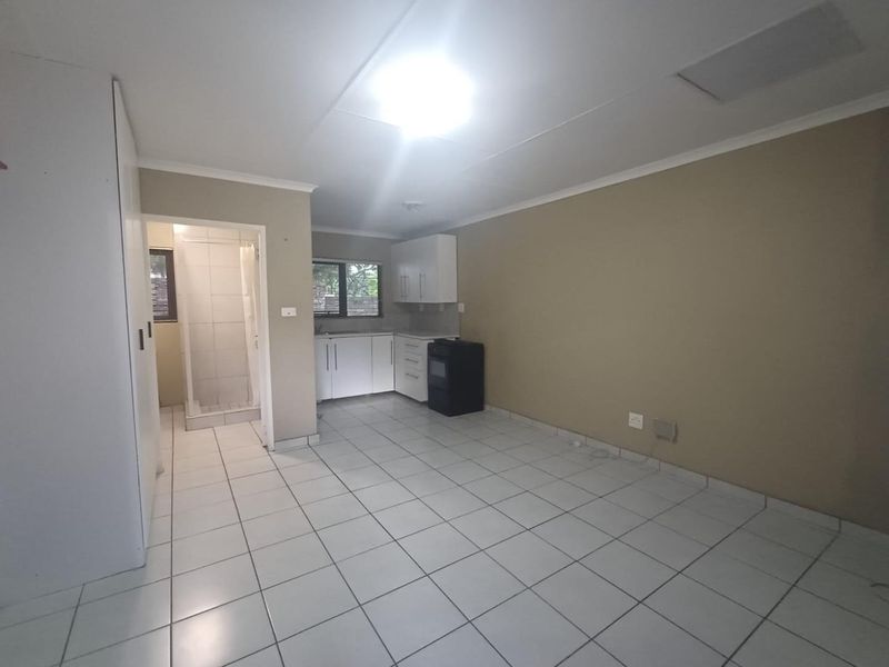 Charming Bachelor Cottage for Rent - Photo 3