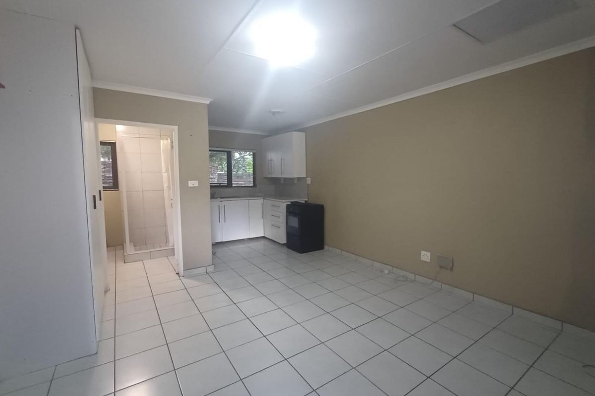 Charming Bachelor Cottage for Rent - Photo 3