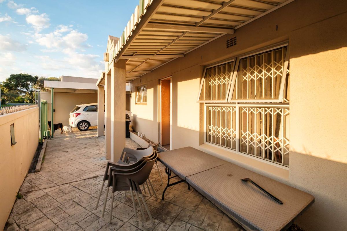 Lock And Go Starter Home! - Photo 4