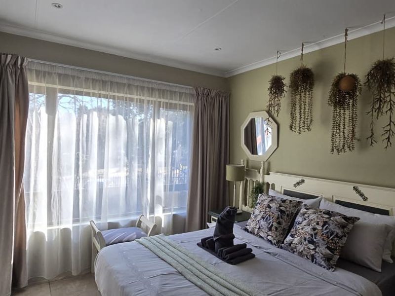 SPACIOUS 4-BEDROOM TOWNHOUSE FOR SALE IN ARCADIA, PRETORIA - Photo 4