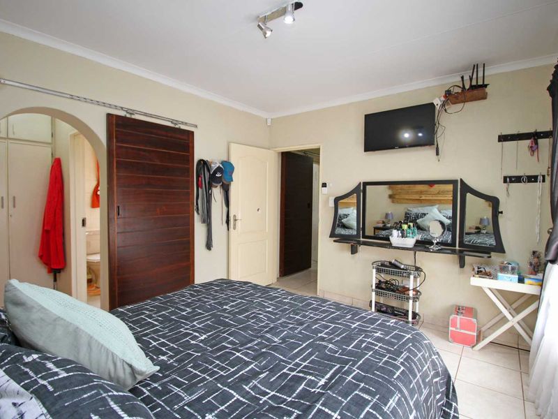 CITY LIFE AND SERENITY GREETS YOU AS YOU ARRIVE AND STEP INTO THIS PEACEFUL AND BEAUTIFUL HOME - Photo 7