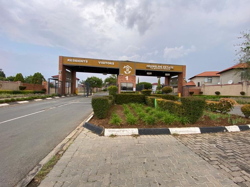 2 Bedroom Townhouse with  Wrap-Around Garden in Heuwelsig Estate! - Photo 2