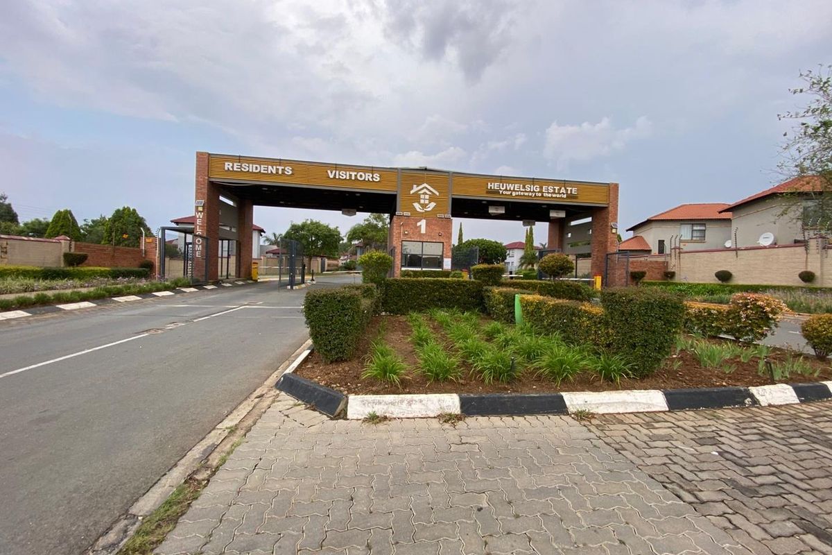 2 Bedroom Townhouse with  Wrap-Around Garden in Heuwelsig Estate! - Photo 2