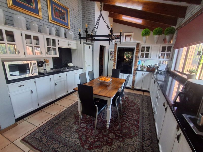 SPACE, STYLE AND ENTERTAINMENT - A FAMILY HOME WITH SO MUCH TO OFFER - Photo 2