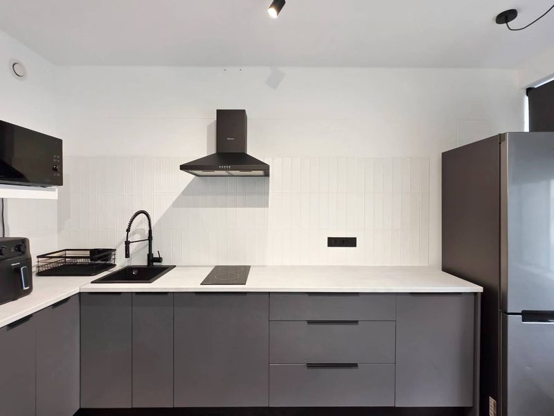 Chic Furnished Studio in City Centre – Move In Today! - Photo 7