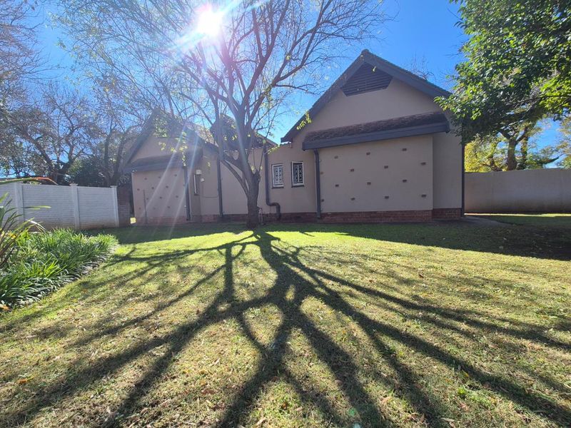 Neat at a pin, spacious family home - Photo 6