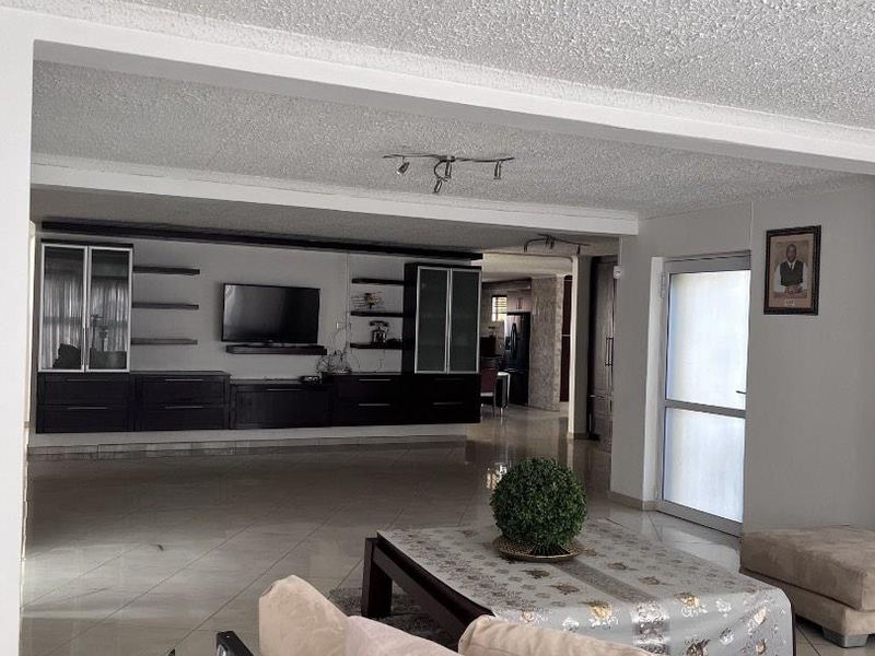 Freestanding Mansion For Sale | Prime Olympia  | N$ 8,450,000 - Photo 2