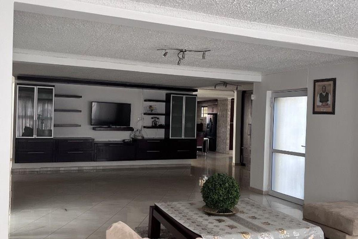 Freestanding Mansion For Sale | Prime Olympia  | N$ 8,450,000 - Photo 2