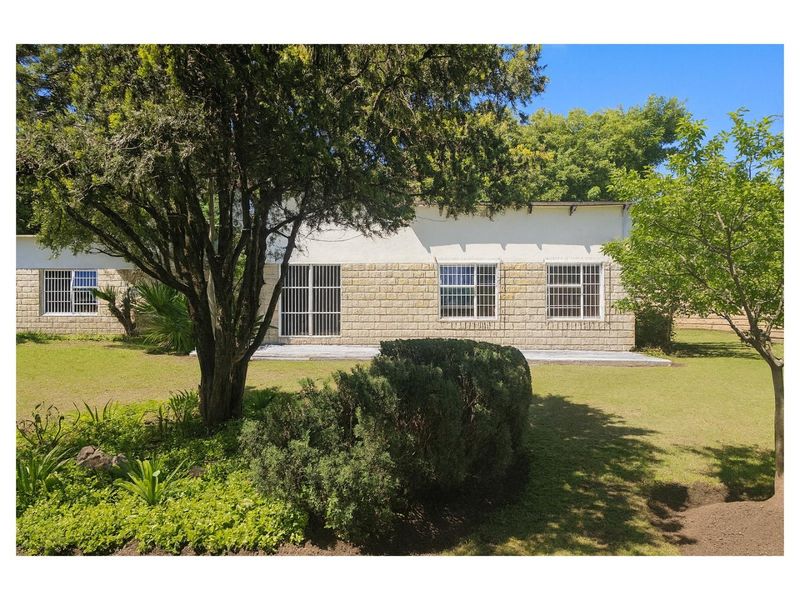 **Charming Sandstone and Plaster Family Home with Ample Space and Modern Amenities** - Photo 2