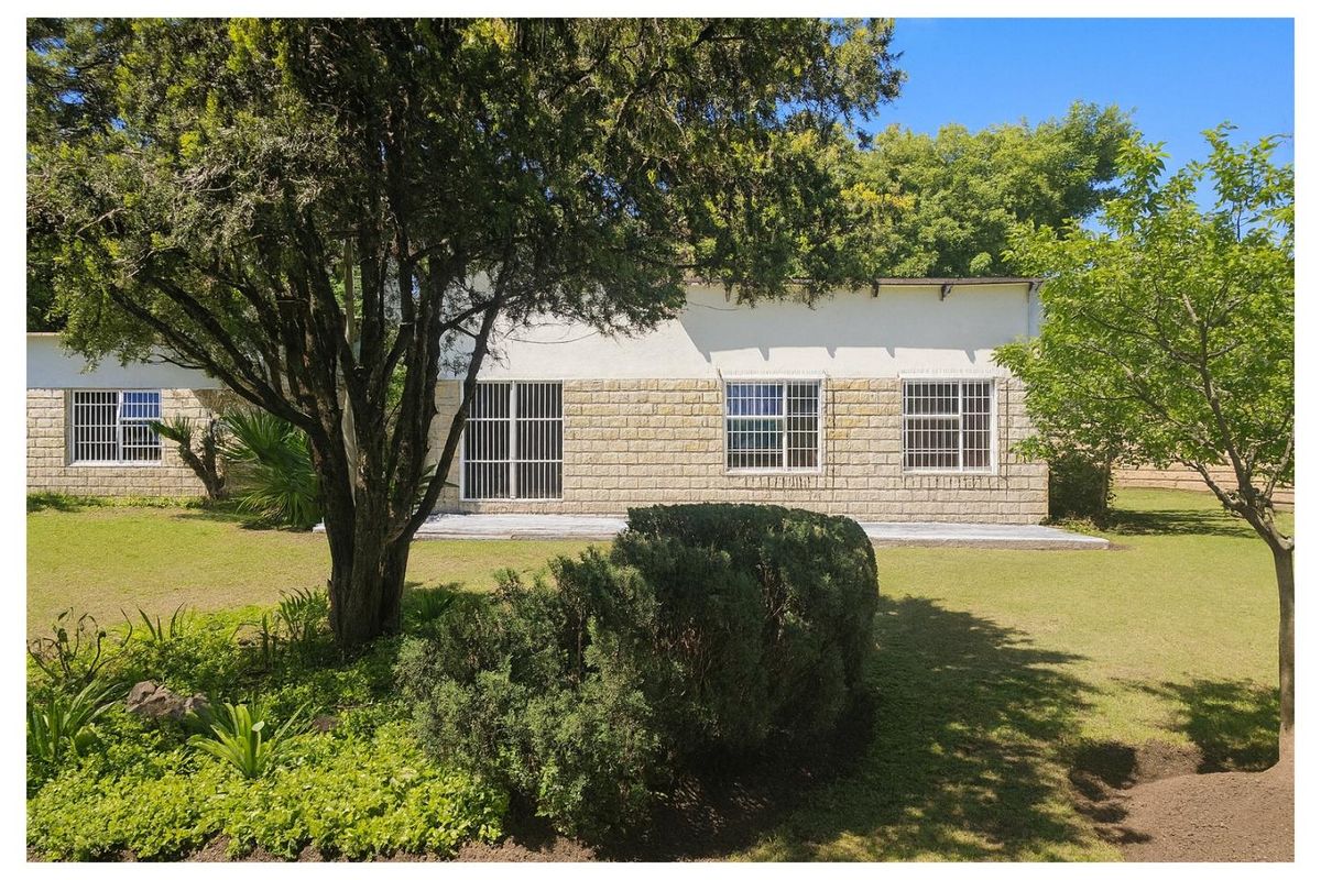 **Charming Sandstone and Plaster Family Home with Ample Space and Modern Amenities** - Photo 2