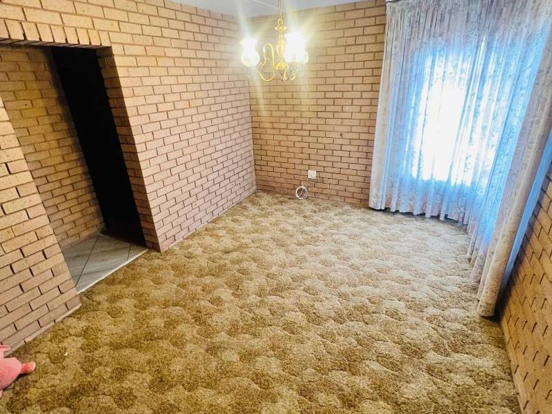 4 Bedroom 2 Bathroom House for Sale in Danville - Photo 5